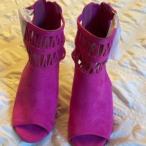 Beautiful hot pink never worn heels